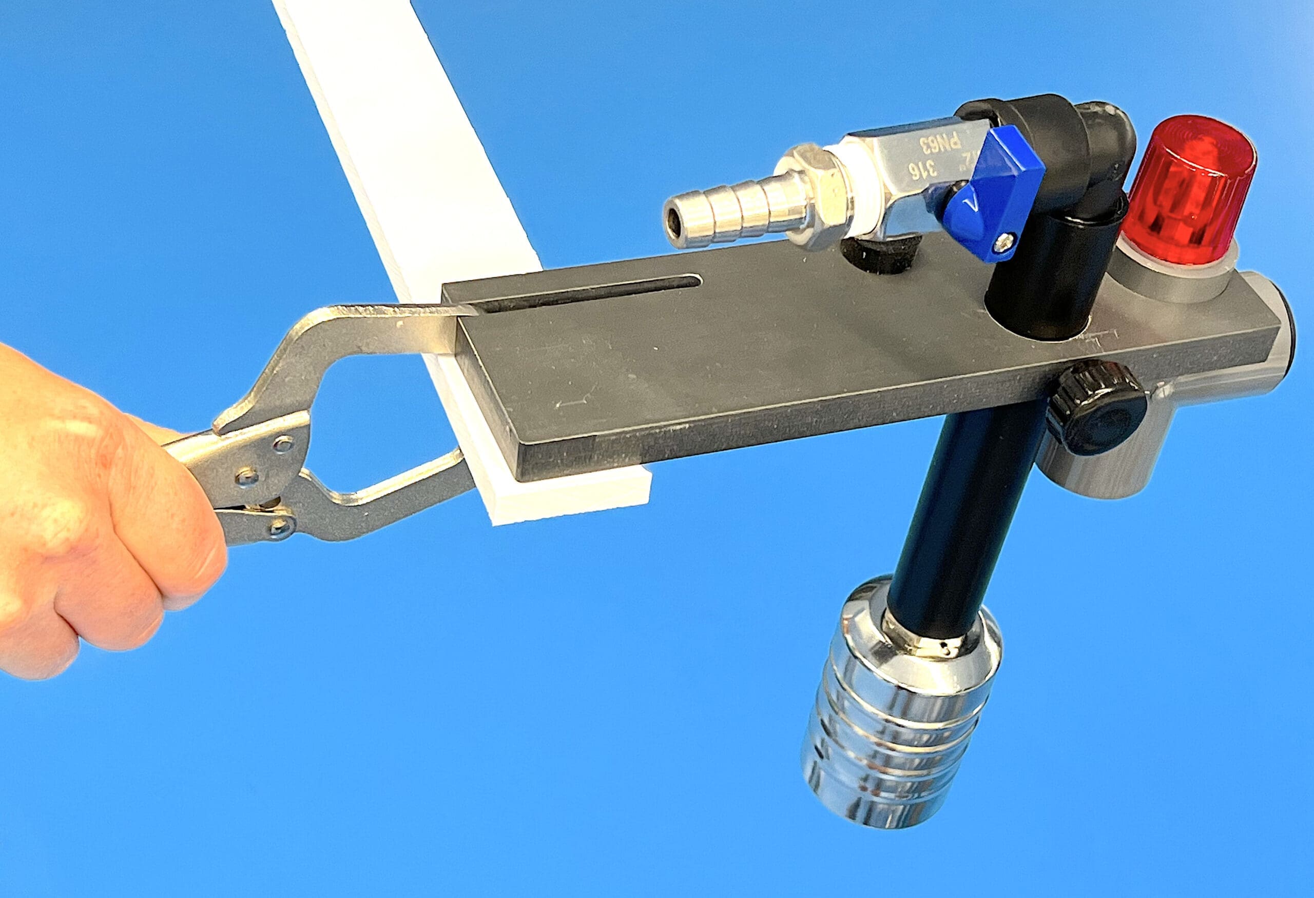 Read more about the article Filling Tanks Manually Without Spills – Hoze Filla